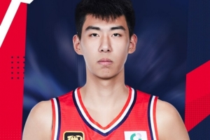 媒體人：徐昕表現(xiàn)超出預(yù)期 米切爾很會(huì)用他 這賽季要打出來(lái)了