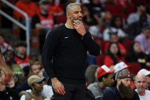 烏度卡：我們的失誤給了獨(dú)行俠太多輕松得分機(jī)會(huì) 籃板保護(hù)也不好