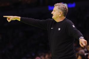 芬奇：末節(jié)表現(xiàn)出色 蘭德爾侵略性帶動(dòng)了球隊(duì)創(chuàng)造了流暢傳球機(jī)會(huì)