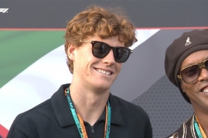 終局之戰(zhàn)三人爭冠，辛納和小羅現(xiàn)場觀戰(zhàn)F1阿布扎比大獎(jiǎng)賽