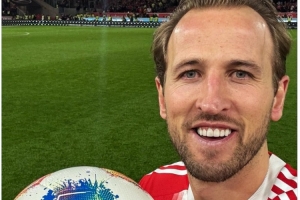 拜仁官推曬凱恩與比賽用球合照：76場德甲第10次帽子戲法，太瘋狂