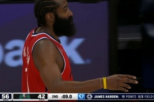 聽牌歷史前十！哈登急停晃飛防守中投命中 半場(chǎng)砍19分&僅差1分