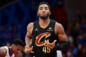 不太行！多諾萬·米切爾半場10中3拿到8分 三分5中2