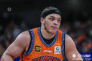 游刃有余！洛夫頓10中5拿到19分5板4助 正負(fù)值+17