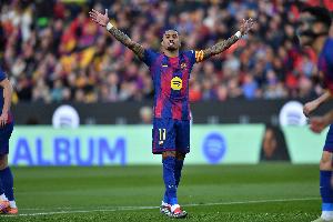 記者：拉菲尼亞正常進(jìn)行訓(xùn)練，可以首發(fā)出戰(zhàn)法蘭克福