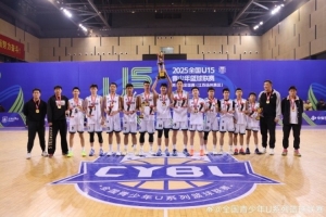 上海市體校全隊(duì)上下眾志成城 用汗水澆灌出了這座U15冠軍獎(jiǎng)杯