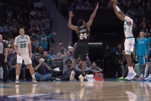 破荒！布蘭登·米勒三分命中還造成犯規(guī) 加罰也有打成3+1