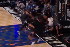 這是在干啥？貝恩拿球暴力砸向已倒地的阿努諾比 裁判給了魔術(shù)球