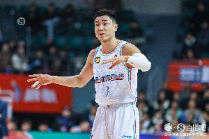 咋不出手呢？高詩巖半場出戰(zhàn)11分鐘 罰球2中2拿到2分2板3助2斷