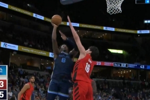 防不??！楊瀚森被小賈倫強(qiáng)攻打中 開拓者被迫再度叫停