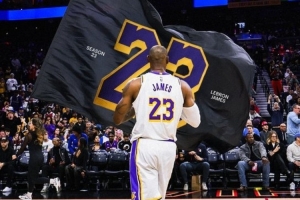 關(guān)鍵先生！湖人官推曬海報(bào)致敬詹姆斯：連續(xù)關(guān)鍵球 這就是第23季