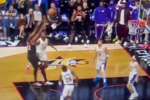 堪比本西籃下傳球！恩比德關(guān)鍵背打里夫斯 到禁區(qū)卻轉(zhuǎn)身跳投不中