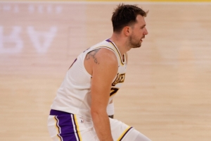 單扛球隊(duì)進(jìn)攻！東契奇半場(chǎng)14中6得19分8板5助1蓋帽