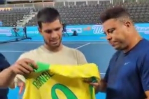 跨界交流大羅與阿爾卡拉斯打網(wǎng)球，并贈(zèng)送簽名球衣