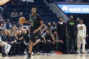 繼續(xù)追！奎因籃下接球 起飛扣籃幫助球隊縮小分差