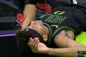 用力過猛！費爾斯強(qiáng)攻撞飛防守 被吹進(jìn)攻犯規(guī)