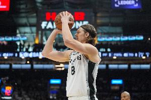 還得是你！巴恩斯助攻奧利尼克三分命中 幫助馬刺艱難止血