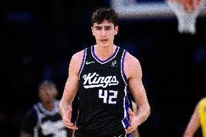 小伙子可以培養(yǎng)！42號秀雷諾8中5拿到13分8板3助 拼下3前場板