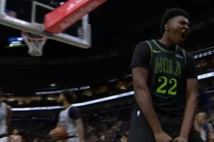 機(jī)動性可以！奎因反擊一條龍打成2+1 科內(nèi)特退防還摔倒