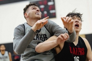 美媒：楊瀚森現(xiàn)在比不了克林根 開拓者多輸球才能保留明年選秀權(quán)