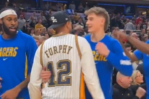 心系球隊(duì)！哈利伯頓身穿弗菲球衣觀(guān)賽 并與球員本人場(chǎng)邊互動(dòng)