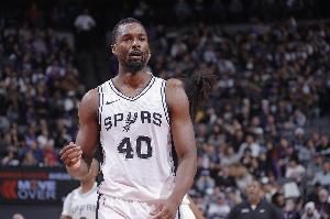 苦苦支撐！哈里森·巴恩斯人縫中左手勾手再中 包攬馬刺本節(jié)10分