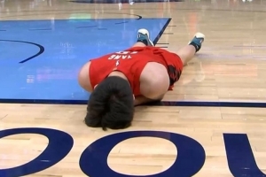 開拓者媒體人：楊瀚森已倒地裁判為何不吹停比賽并關(guān)照一下球員？