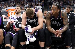 Shams：國王對整個(gè)陣容交易談判持開放態(tài)度 包括小薩/德羅贊/拉文