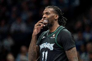 手感冰冷！里德12投2中&三分10中2 得到6分9板1斷