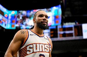 血霧迷離！狄龍球衣上滿是血跡&下場(chǎng)處理 回更衣室后已回歸比賽