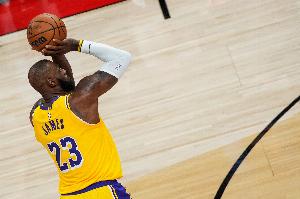 詹姆斯：不是非精通中距離投籃才是頭號得分手 但季后賽必不可少