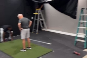 期待隨時(shí)隨地?fù)]桿！詹姆斯曬家中安裝高爾夫模擬器畫(huà)面