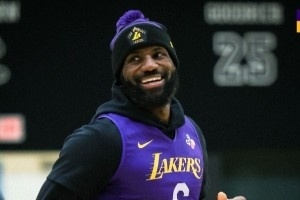 備戰(zhàn)杯賽！湖人官推曬球隊(duì)訓(xùn)練照：訓(xùn)練館內(nèi)活力滿滿