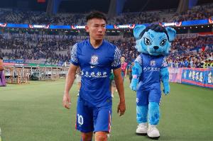 記者：于漢超參加教練員培訓(xùn)班，冬訓(xùn)時以助教身份與申花會合