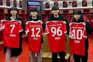 跨界聯(lián)動(dòng)T1官方分享選手們參觀拜仁主場的照片