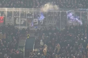 會(huì)被處罰嗎？法蘭克福球迷在諾坎普向巴薩球迷投擲雜物+煙火