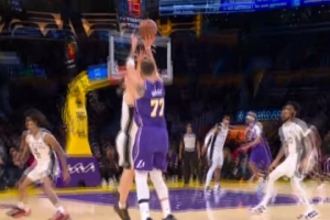 擋不??！東契奇胯下接撤步 迎著奧利尼克直接干拔三分再進(jìn)！