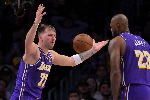 說好的3核無解呢？極致擰巴的湖人 指望交易不如先變陣用好手中牌