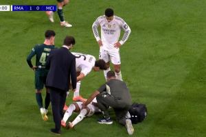 還好無大礙！羅德里戈腳滑痛苦倒地，接受隊醫(yī)治療后繼續(xù)比賽