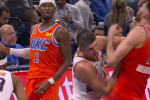 險釀沖突！格雷森·阿倫肘擊推翻切特 被吹2級惡意犯規(guī)直接驅(qū)逐！