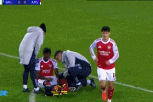 馬杜埃凱手指受傷，隊醫(yī)進(jìn)場包扎過后依然可以堅持比賽