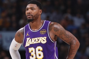 斯馬特本場(chǎng)投進(jìn)8記三分 而湖人其余球員合計(jì)也是8三分