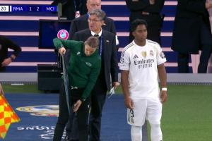 姆巴佩無緣出場！恩德里克換下阿森西奧，后者怒摔球衣