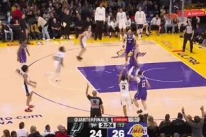 充滿活力！凱爾登·約翰遜上場(chǎng)后 上籃+補(bǔ)籃+三分連砍7分！