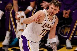 打滿一整節(jié)！東契奇首節(jié)10中4得11分3板 節(jié)末體力下滑連鐵了3個(gè)