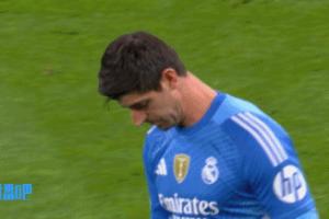 失落…哨響之后貝林叉腰喘氣，羅德里戈癱坐，維尼修斯一直低著頭