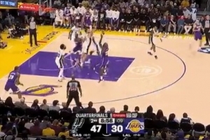 自己來(lái)吧！詹姆斯借掩護(hù)中投命中 打破湖人得分荒