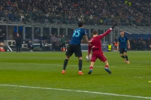 米體：范戴克手球符合動作流暢性，巴斯托尼拉維爾茨判點球太嚴苛