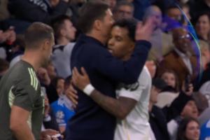 將帥一心！羅德里戈破門后，跑到場邊擁抱阿隆索