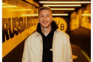 羅伊斯回多特主場解說比賽！多特社媒曬圖：歡迎回家，GOAT